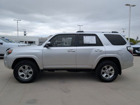 Used 2020 Toyota 4Runner SR5 AWD/4WD image 2