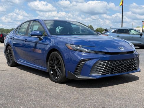 Used 2025 Toyota Camry SE FWD image 2