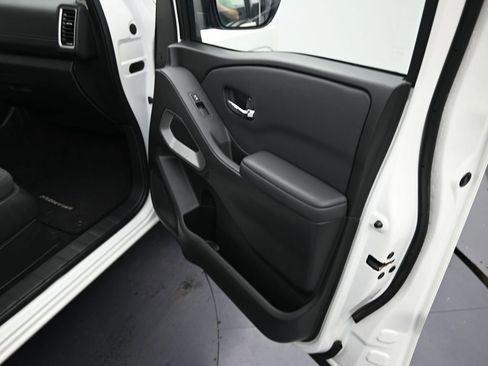 Used 2024 Nissan Frontier SV AWD/4WD image 7