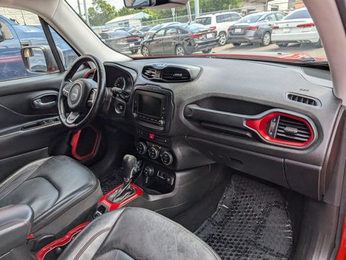 Used 2016 Jeep Renegade Trailhawk w/ Premium Trailhawk Package AWD/4WD image 13