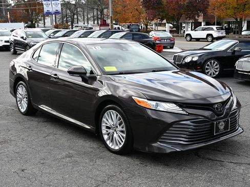 Used 2018 Toyota Camry XLE image 6
