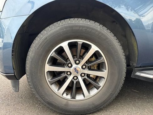 Used 2018 Ford Expedition XLT w/ Equipment Group 202A AWD/4WD image 14