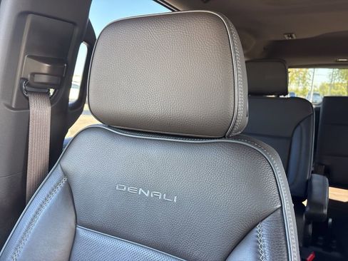 Used 2021 GMC Yukon Denali w/ Denali Premium Package image 22
