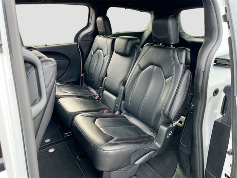 Used 2024 Chrysler Pacifica Touring-L w/ Uconnect Theater Family Group image 24