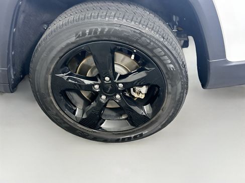 Used 2023 Jeep Grand Cherokee L Laredo AWD/4WD image 11