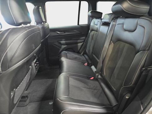 Used 2023 Jeep Grand Cherokee Altitude AWD/4WD image 11