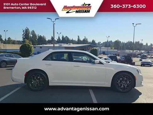 Used 2022 Chrysler 300 Touring L image 6