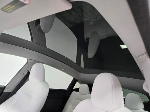 Used 2024 Tesla Model Y Long Range AWD/4WD image 9