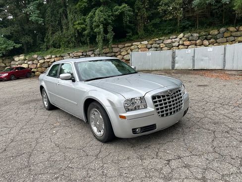 Used 2005 Chrysler 300 Touring RWD image 7