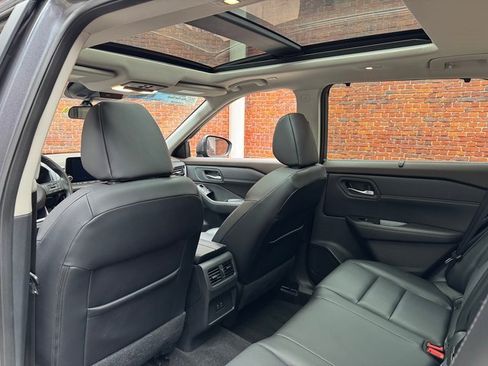 Used 2022 Nissan Rogue SV w/ SV Premium Package image 24