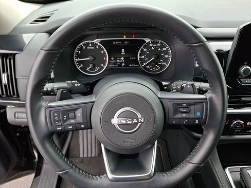 Certified 2025 Nissan Pathfinder SV image 18