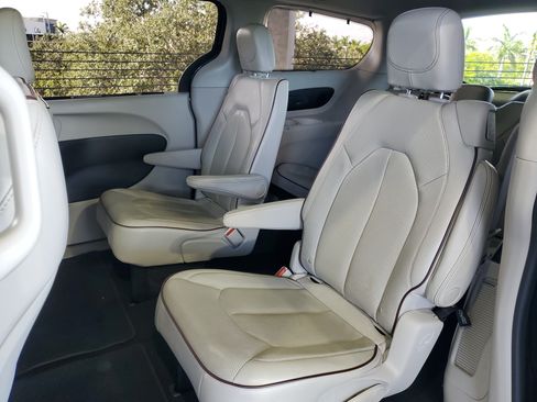 Used 2020 Chrysler Pacifica Limited w/ Advanced Safetytec Group FWD image 8