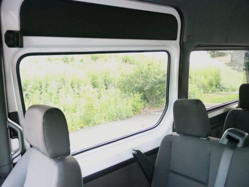 Used 2024 Mercedes-Benz Sprinter 2500 image 30