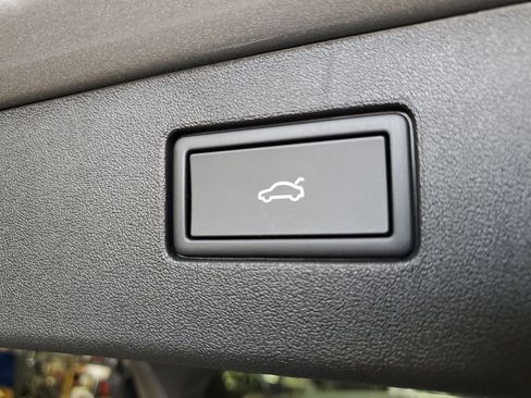 New 2025 Volkswagen Tiguan SE image 16