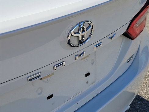 Used 2020 Toyota Camry SE image 6