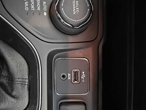 Used 2021 Jeep Cherokee Limited image 24