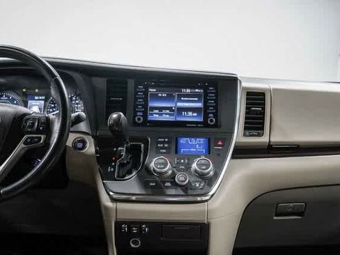 Certified 2019 Toyota Sienna XLE image 13