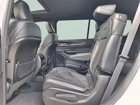 Used 2023 Jeep Grand Cherokee L Laredo image 11