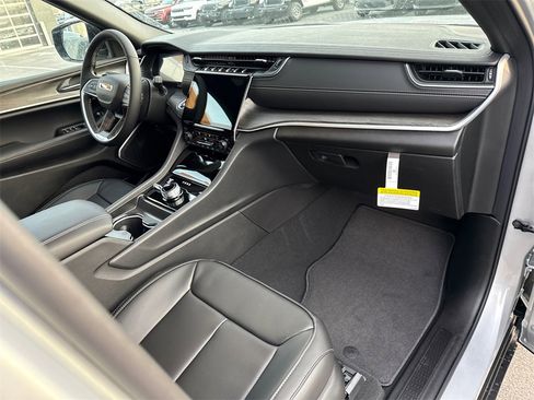 New 2025 Jeep Grand Cherokee Limited image 16