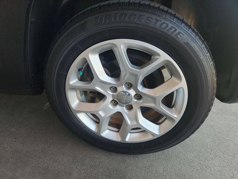Used 2015 Jeep Renegade Latitude FWD image 12