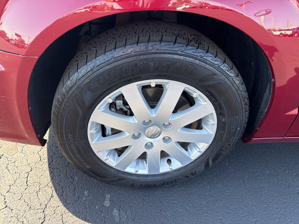 Used 2014 Chrysler Town & Country Touring FWD image 22