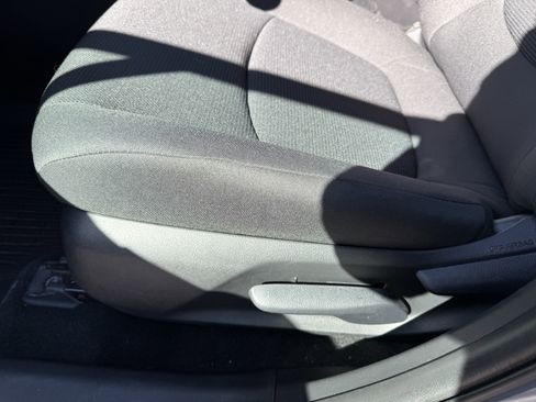 Used 2021 Toyota RAV4 LE image 19