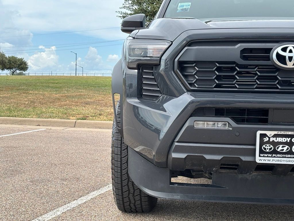 Certified 2025 Toyota Tacoma TRD Off-Road w/ TRD Off Road Upgrade Package AWD/4WD image 4