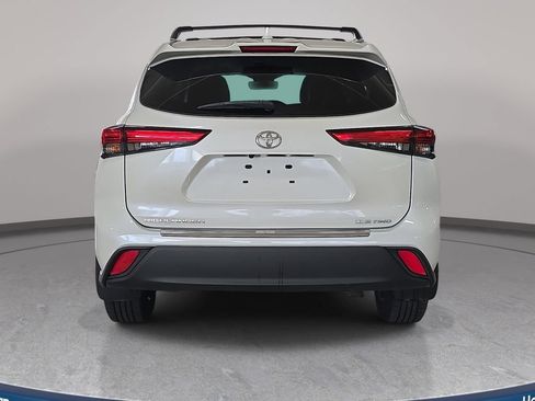 Used 2020 Toyota Highlander XLE AWD/4WD image 8