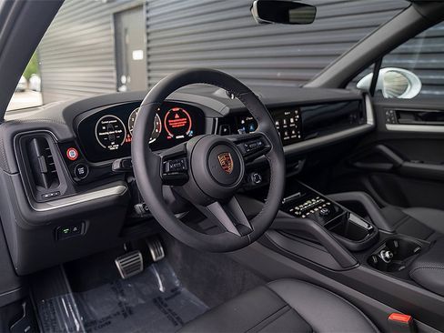 Certified 2025 Porsche Cayenne S image 4