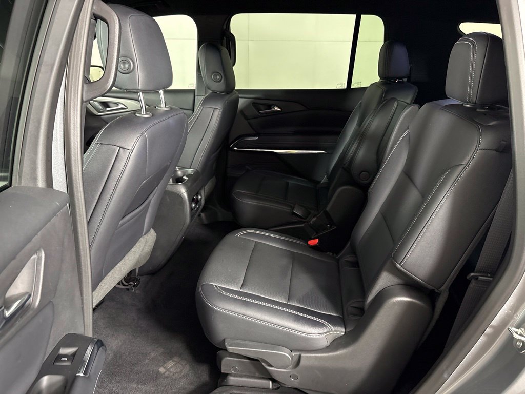 Used 2025 Chevrolet Traverse LT FWD image 36