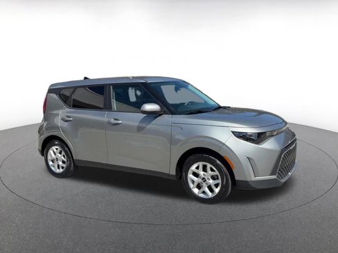 Used 2025 Kia Soul LX w/ LX Technology Package image 2