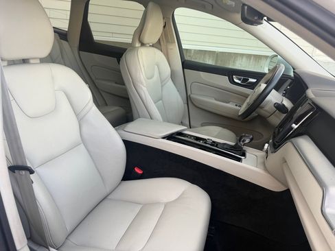 Used 2018 Volvo XC60 T5 Momentum w/ Convenience Package AWD/4WD image 32