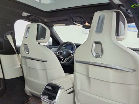 Used 2023 BMW i7 xDrive60 w/ Executive Package 2 AWD/4WD image 27