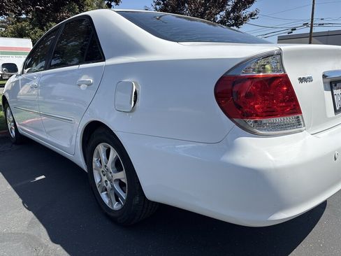 Used 2005 Toyota Camry XLE FWD image 10