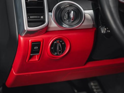 Used 2015 Porsche Cayenne Turbo image 38