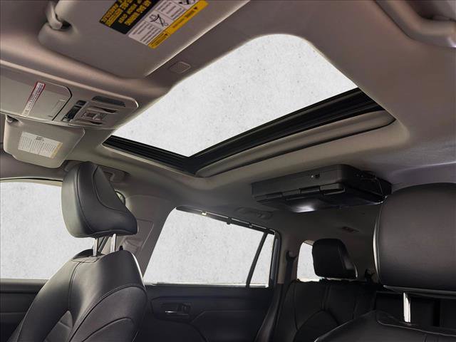 Used 2022 Toyota Highlander XLE FWD image 2