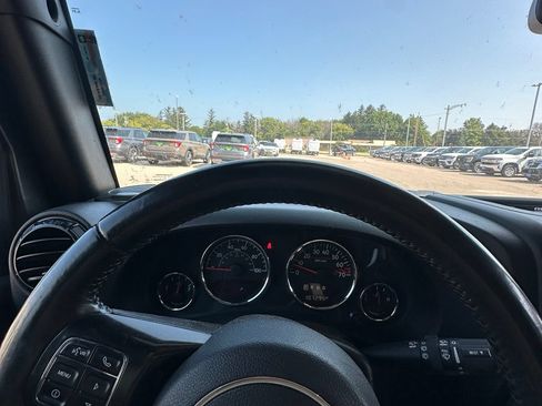 Used 2017 Jeep Wrangler Rubicon AWD/4WD image 12