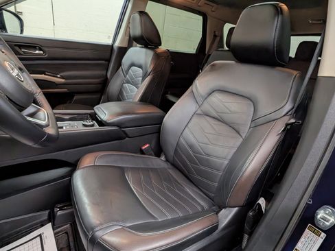 Used 2024 Nissan Pathfinder Platinum AWD/4WD image 15