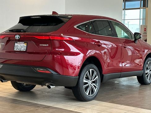 Certified 2022 Toyota Venza LE image 4