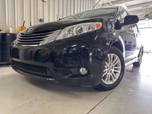 Used 2017 Toyota Sienna XLE w/ XLE Navigation Package image 37
