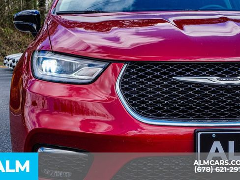 Used 2024 Chrysler Pacifica Touring-L image 12