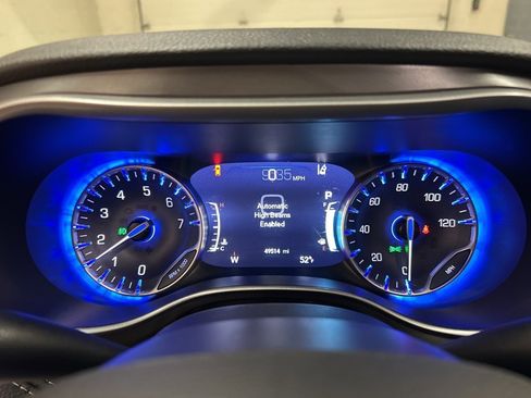 Used 2023 Chrysler Pacifica Touring-L image 19