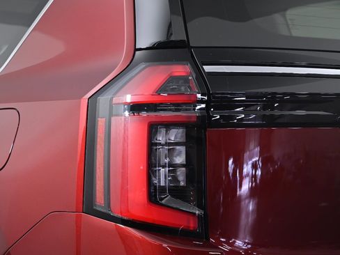 Used 2025 Nissan Armada Platinum image 5