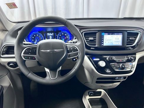 Used 2023 Chrysler Voyager LX image 3