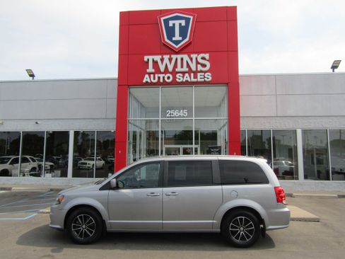 Used 2018 Dodge Grand Caravan SE FWD image 1