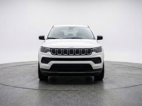 Used 2025 Jeep Compass Latitude AWD/4WD image 2