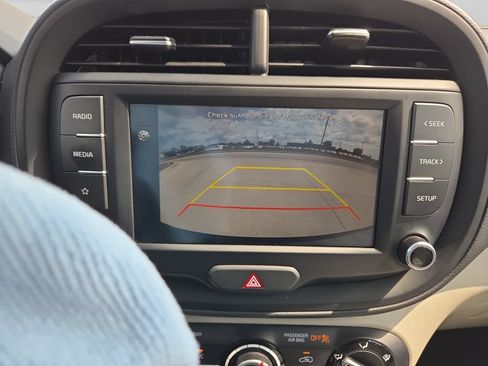 Used 2025 Kia Soul LX w/ LX Technology Package FWD image 24