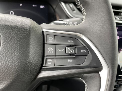 Used 2025 Jeep Grand Cherokee Laredo AWD/4WD image 16