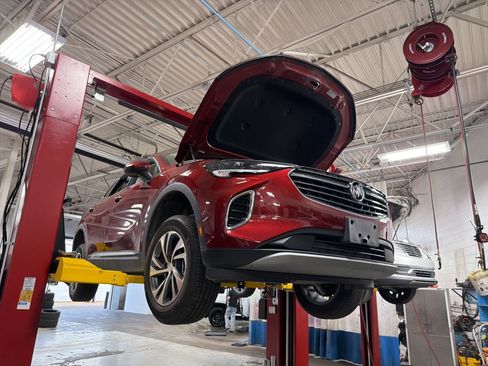 Used 2021 Buick Envision Essence image 2