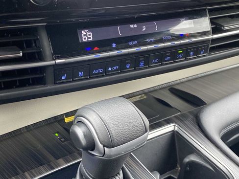 Used 2022 Toyota Sienna Platinum image 24